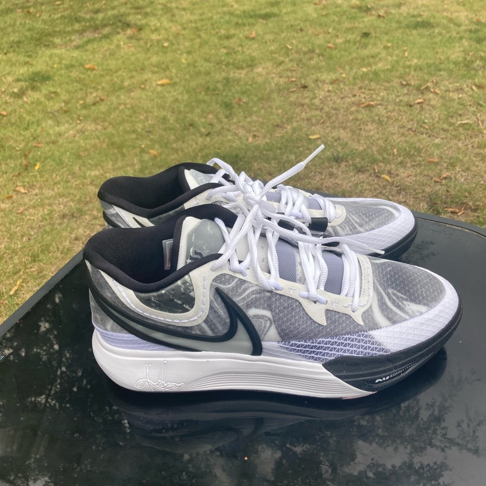 NWOB Nike Kyrie 8 “Black White”